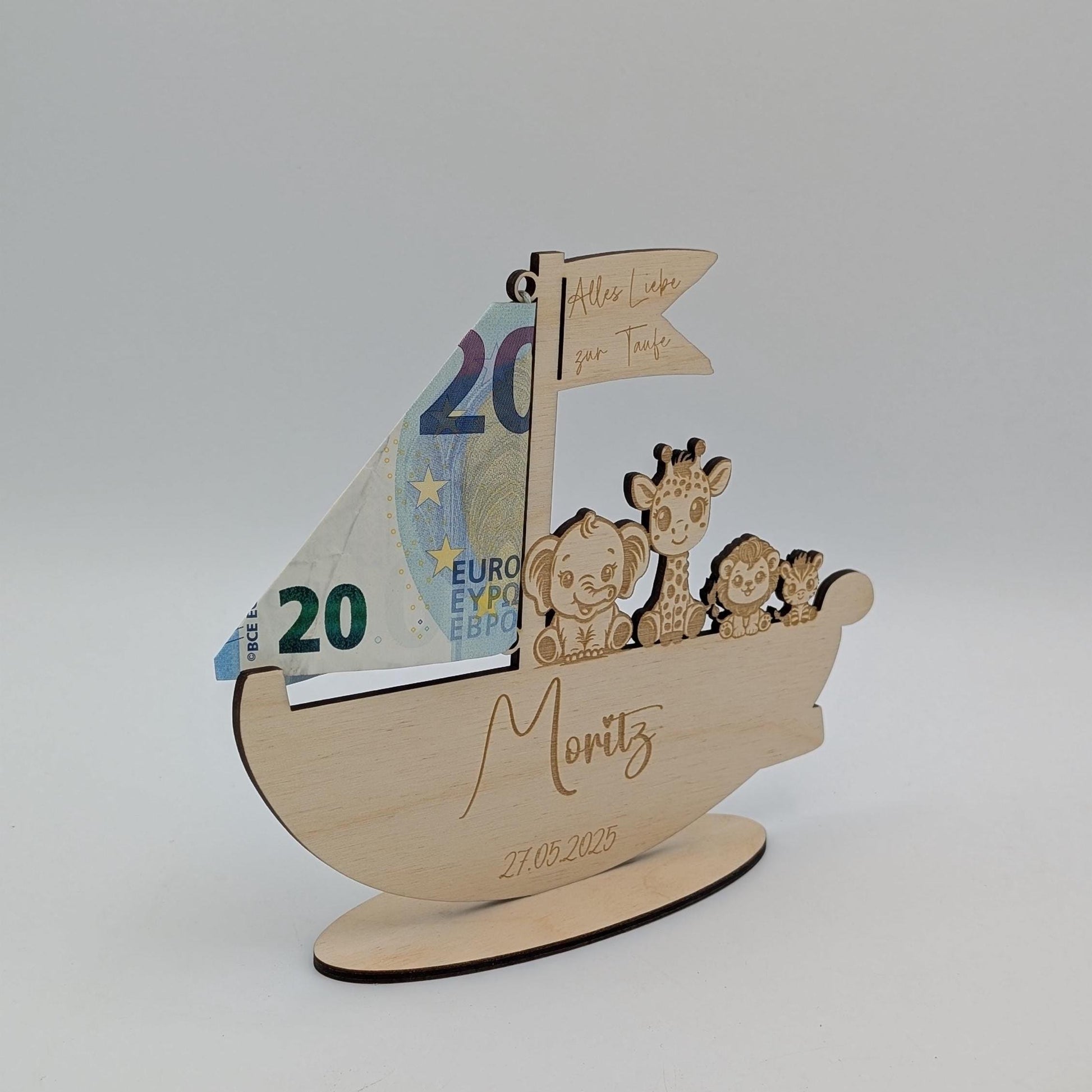 Personalisierbares Holzboot als einzigartiges Geldgeschenk zur Geburt oder Taufe. Mit individueller Gravur von Name, Anlass und optionalem Datum. Dekoratives Andenken aus unbehandeltem Birkenholz, ca. 17 cm x 14,4 cm groß. Perfekt als kreative Geschenkidee für Babys und Kinderzimmer-Deko.