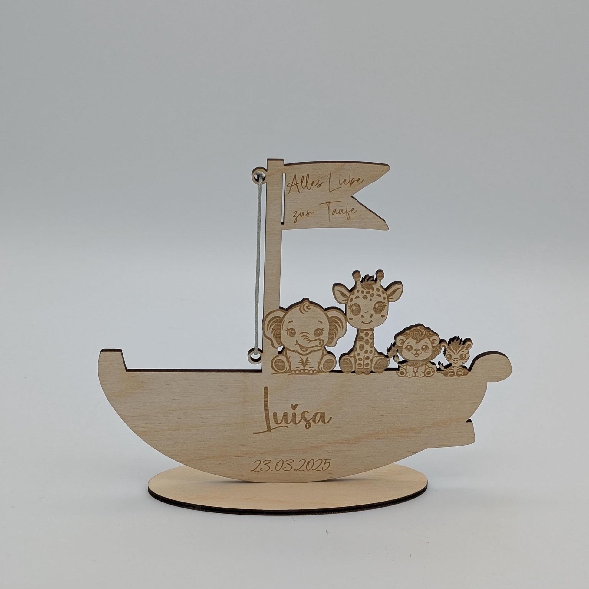 Personalisierbares Holzboot als einzigartiges Geldgeschenk zur Geburt oder Taufe. Mit individueller Gravur von Name, Anlass und optionalem Datum. Dekoratives Andenken aus unbehandeltem Birkenholz, ca. 17 cm x 14,4 cm groß. Perfekt als kreative Geschenkidee für Babys und Kinderzimmer-Deko.