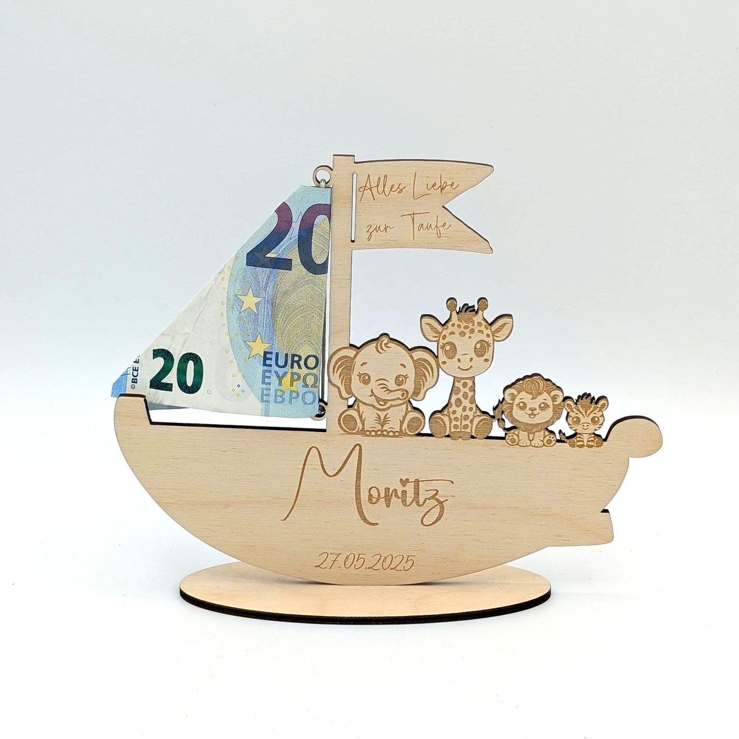 Personalisierbares Holzboot als einzigartiges Geldgeschenk zur Geburt oder Taufe. Mit individueller Gravur von Name, Anlass und optionalem Datum. Dekoratives Andenken aus unbehandeltem Birkenholz, ca. 17 cm x 14,4 cm groß. Perfekt als kreative Geschenkidee für Babys und Kinderzimmer-Deko.