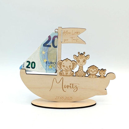 Personalisierbares Holzboot als einzigartiges Geldgeschenk zur Geburt oder Taufe. Mit individueller Gravur von Name, Anlass und optionalem Datum. Dekoratives Andenken aus unbehandeltem Birkenholz, ca. 17 cm x 14,4 cm groß. Perfekt als kreative Geschenkidee für Babys und Kinderzimmer-Deko.