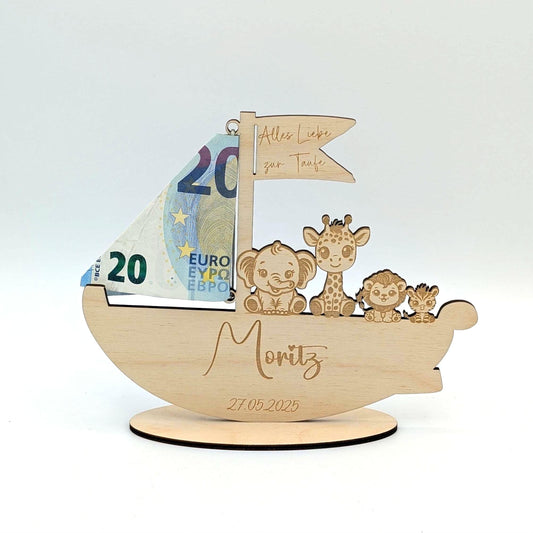 Personalisierbares Holzboot als einzigartiges Geldgeschenk zur Geburt oder Taufe. Mit individueller Gravur von Name, Anlass und optionalem Datum. Dekoratives Andenken aus unbehandeltem Birkenholz, ca. 17 cm x 14,4 cm groß. Perfekt als kreative Geschenkidee für Babys und Kinderzimmer-Deko.