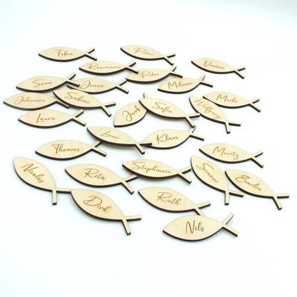 Personalisierte Fisch-Namensschilder aus 3 mm Birkenholz mit Namensgravur – ideal für Konfirmation, Kommunion oder Taufe als Platzkarte und Gastgeschenk