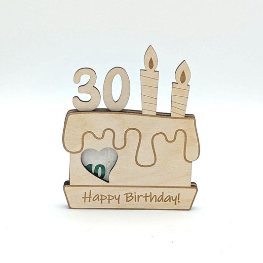 Holztorte als kreatives Geldgeschenk zum Geburtstag – personalisiert mit Wunschzahl (z. B. 18, 30, 50, 66) und Platz für eine Widmung auf der Rückseite. Geldscheine oder Gutscheine lassen sich einfach in die Torte einschieben. Größe ca. 105 × 130 mm. Perfektes Geschenk für jeden Geburtstag oder Jubiläum!
