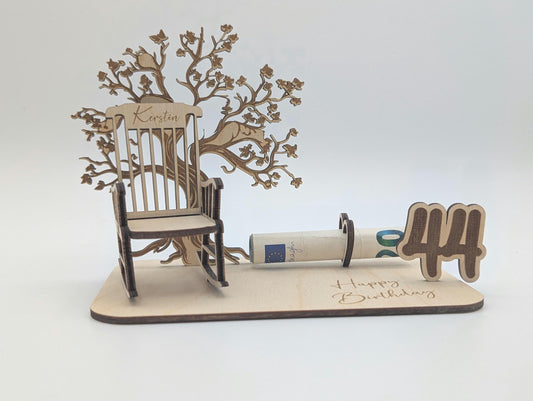Geldgeschenk zum Geburtstag aus Holz, Schaukelstuhl mit Namen Baum und Personalisierung