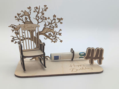 Geldgeschenk zum Geburtstag aus Holz, Schaukelstuhl mit Namen Baum und Personalisierung