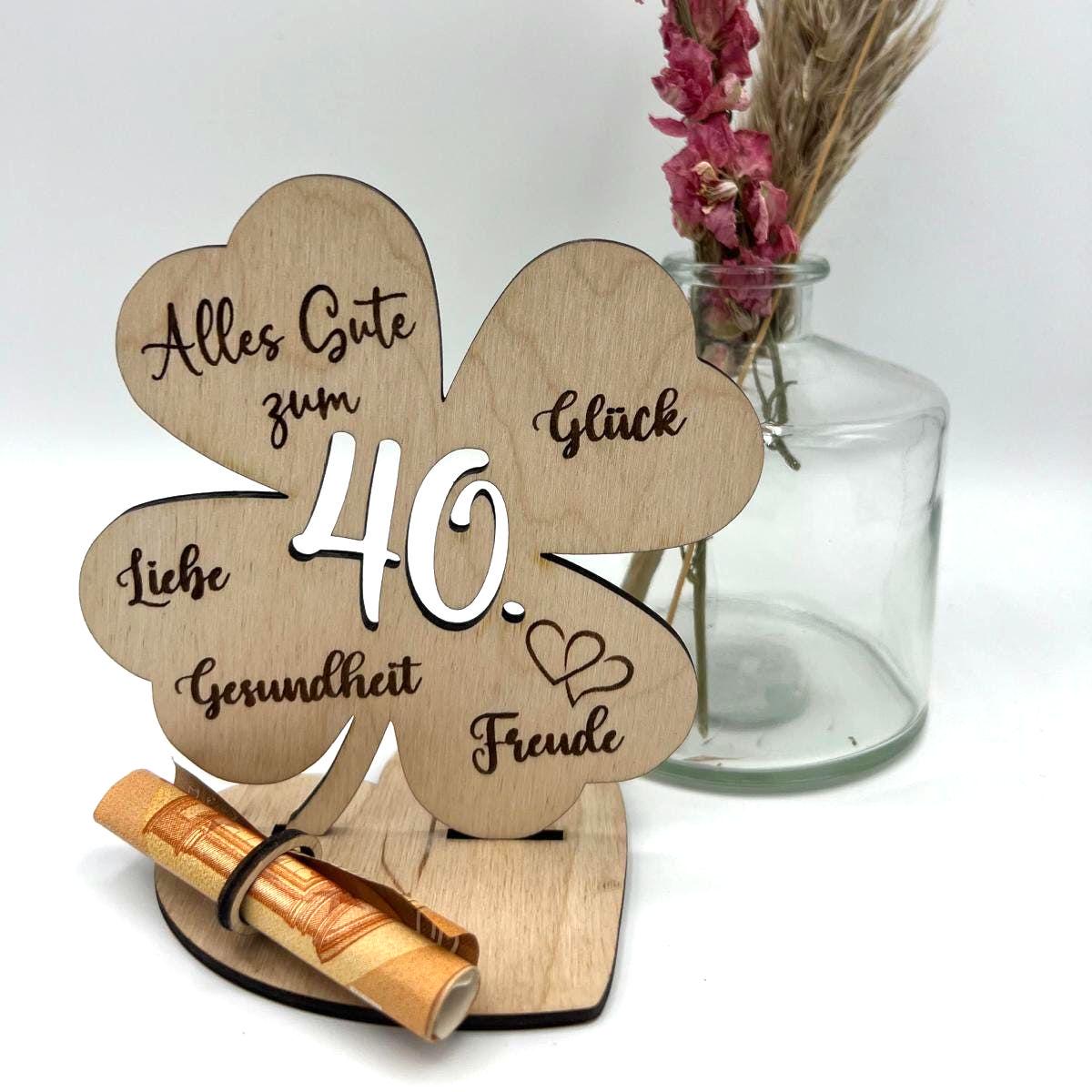 Holz-Kleeblatt als Geldgeschenk, wahlweise in 12,5 cm oder 18 cm Größe. Mit eingravierter Jahreszahl (z. B. 18, 30, 40, 50, 60, 66, 70, 80) oder individueller Wunschzahl. Perfekt als Glücksbringer zum Geburtstag, Jubiläum oder besonderen Anlässen. Geldscheine können dekorativ befestigt werden