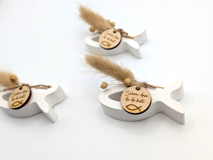 Fische gegossen aus Raysin Gießmasse, dekoriert mit Trockenblumen und kleinen Holz Anhänger (Schön dass du da bist) Produktdetails:
Material: Hochwertiges Raysin-Gießpulver
Maße pro Fisch: ca. 4 cm (H) x 9,5 cm (B) x 2 cm (T)
Lieferumfang: 3 Fische im Set
Farbe: Reinweiß mit Natur-Trockenblumen
Verwendung: Dekoration für Feierlichkeiten oder als stilvolles Geschenk,