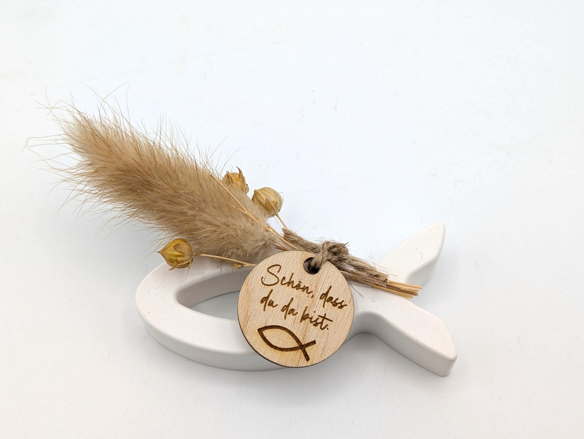 Fische gegossen aus Raysin Gießmasse, dekoriert mit Trockenblumen und kleinen Holz Anhänger (Schön dass du da bist) Produktdetails:
Material: Hochwertiges Raysin-Gießpulver
Maße pro Fisch: ca. 4 cm (H) x 9,5 cm (B) x 2 cm (T)
Lieferumfang: 3 Fische im Set
Farbe: Reinweiß mit Natur-Trockenblumen
Verwendung: Dekoration für Feierlichkeiten oder als stilvolles Geschenk,
