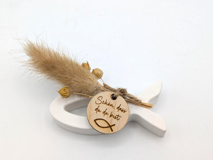 Fische gegossen aus Raysin Gießmasse, dekoriert mit Trockenblumen und kleinen Holz Anhänger (Schön dass du da bist) Produktdetails:
Material: Hochwertiges Raysin-Gießpulver
Maße pro Fisch: ca. 4 cm (H) x 9,5 cm (B) x 2 cm (T)
Lieferumfang: 3 Fische im Set
Farbe: Reinweiß mit Natur-Trockenblumen
Verwendung: Dekoration für Feierlichkeiten oder als stilvolles Geschenk,