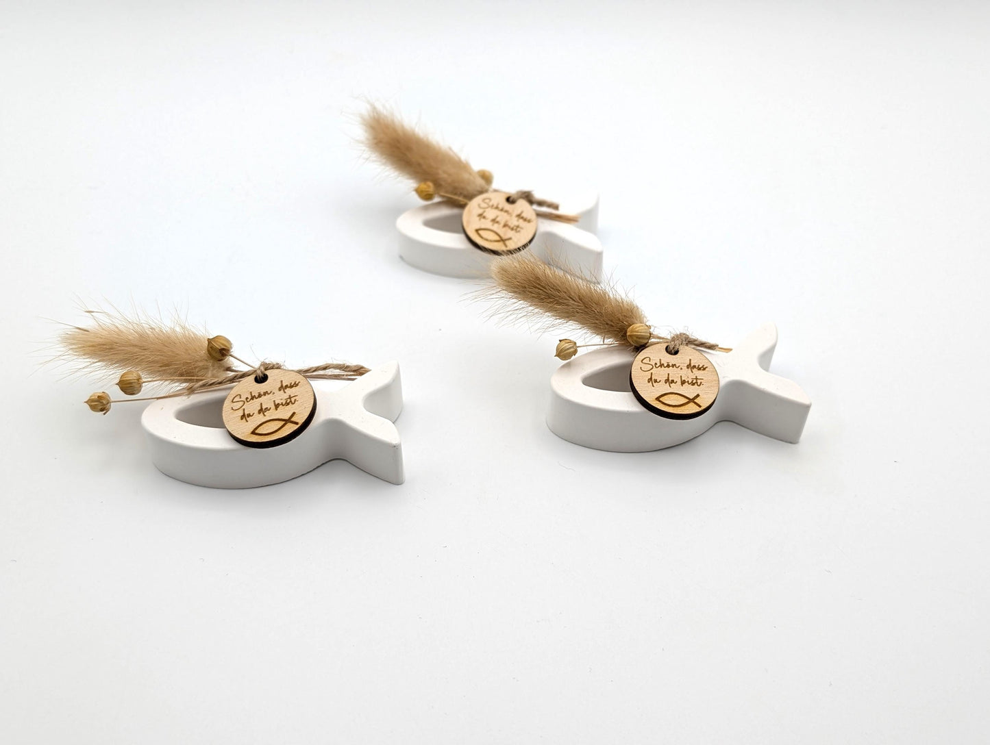 Fische gegossen aus Raysin Gießmasse, dekoriert mit Trockenblumen und kleinen Holz Anhänger (Schön dass du da bist) Produktdetails:
Material: Hochwertiges Raysin-Gießpulver
Maße pro Fisch: ca. 4 cm (H) x 9,5 cm (B) x 2 cm (T)
Lieferumfang: 3 Fische im Set
Farbe: Reinweiß mit Natur-Trockenblumen
Verwendung: Dekoration für Feierlichkeiten oder als stilvolles Geschenk,