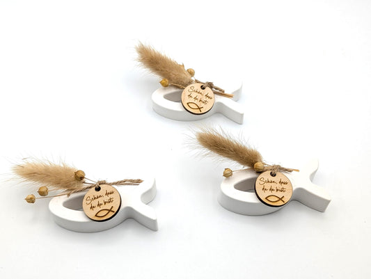 Fische gegossen aus Raysin Gießmasse, dekoriert mit Trockenblumen und kleinen Holz Anhänger (Schön dass du da bist) Produktdetails:
Material: Hochwertiges Raysin-Gießpulver
Maße pro Fisch: ca. 4 cm (H) x 9,5 cm (B) x 2 cm (T)
Lieferumfang: 3 Fische im Set
Farbe: Reinweiß mit Natur-Trockenblumen
Verwendung: Dekoration für Feierlichkeiten oder als stilvolles Geschenk,