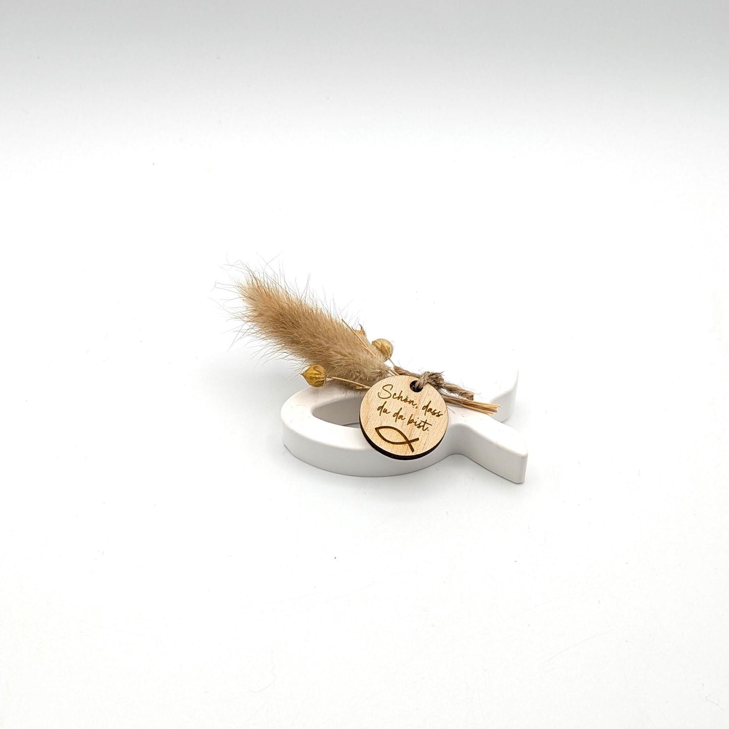 Fische gegossen aus Raysin Gießmasse, dekoriert mit Trockenblumen und kleinen Holz Anhänger (Schön dass du da bist) Produktdetails:
Material: Hochwertiges Raysin-Gießpulver
Maße pro Fisch: ca. 4 cm (H) x 9,5 cm (B) x 2 cm (T)
Lieferumfang: 3 Fische im Set
Farbe: Reinweiß mit Natur-Trockenblumen
Verwendung: Dekoration für Feierlichkeiten oder als stilvolles Geschenk,