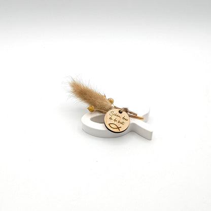 Fische gegossen aus Raysin Gießmasse, dekoriert mit Trockenblumen und kleinen Holz Anhänger (Schön dass du da bist) Produktdetails:
Material: Hochwertiges Raysin-Gießpulver
Maße pro Fisch: ca. 4 cm (H) x 9,5 cm (B) x 2 cm (T)
Lieferumfang: 3 Fische im Set
Farbe: Reinweiß mit Natur-Trockenblumen
Verwendung: Dekoration für Feierlichkeiten oder als stilvolles Geschenk,