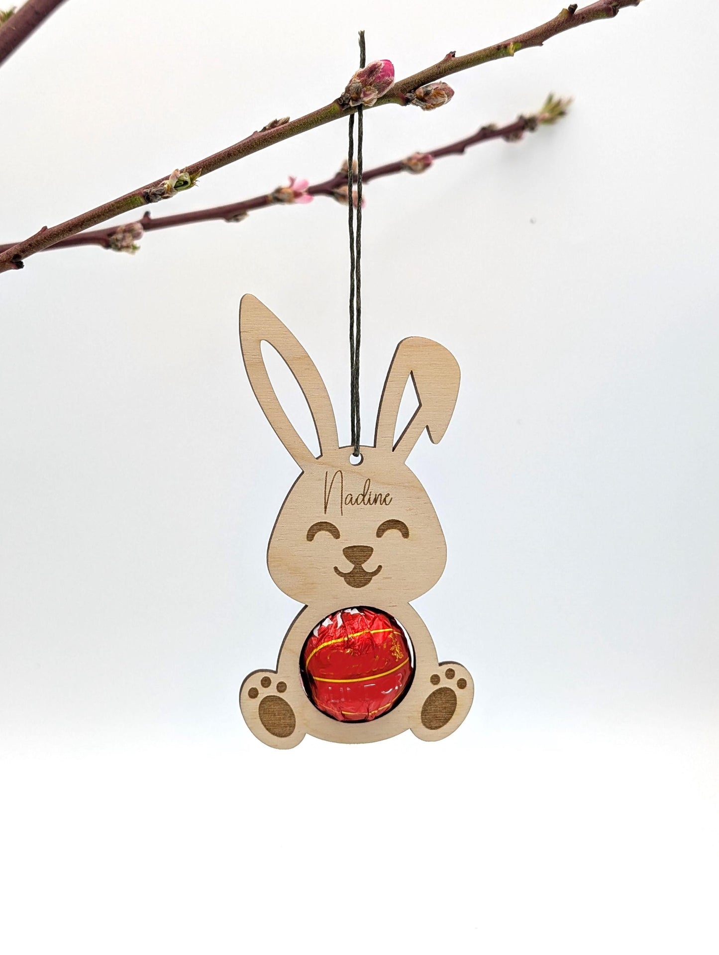Geschenkanhänger zu Ostern aus Holz, Passend zu einer Lindor Kugel und Personalisiert