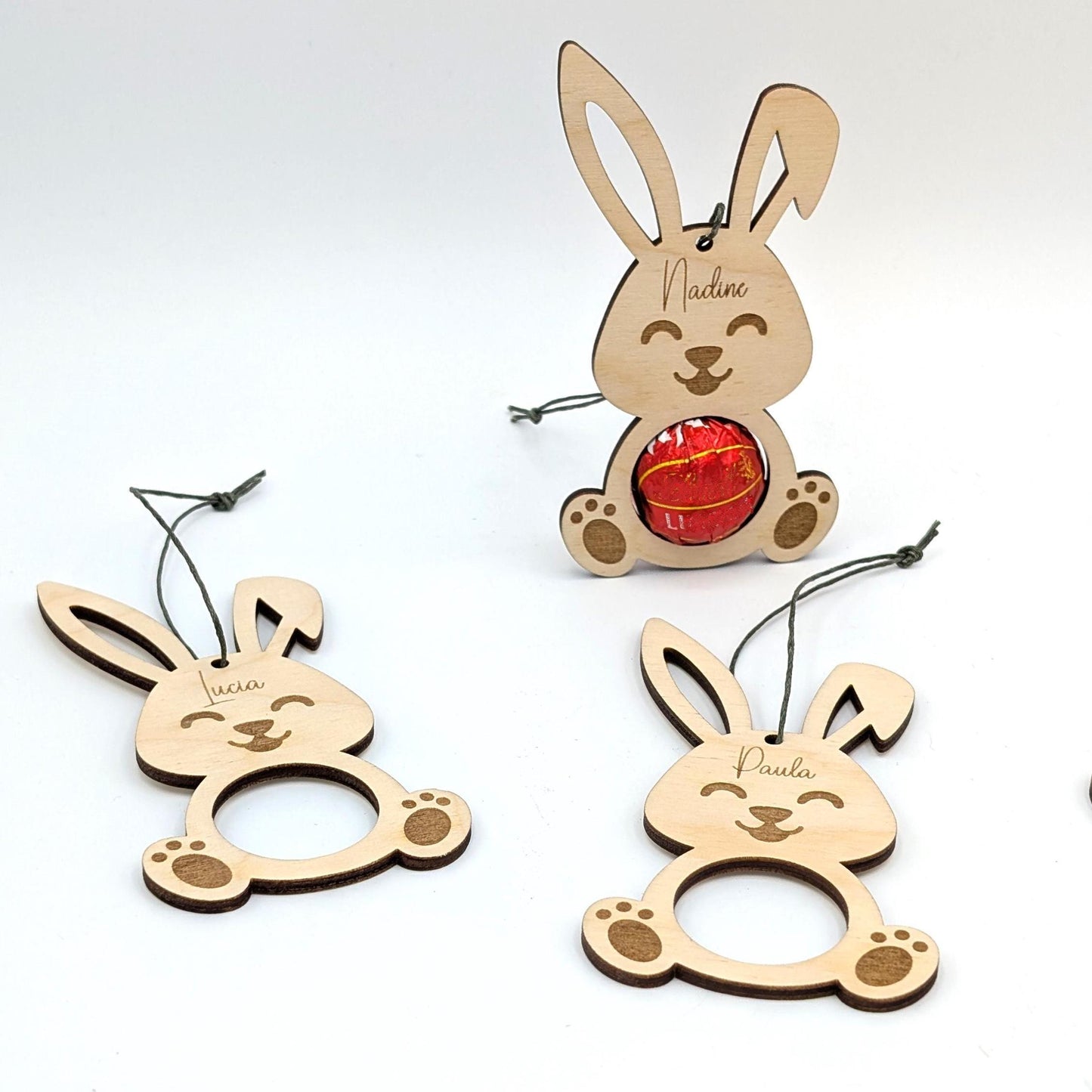 Geschenkanhänger zu Ostern aus Holz, Passend zu einer Lindor Kugel und Personalisiert