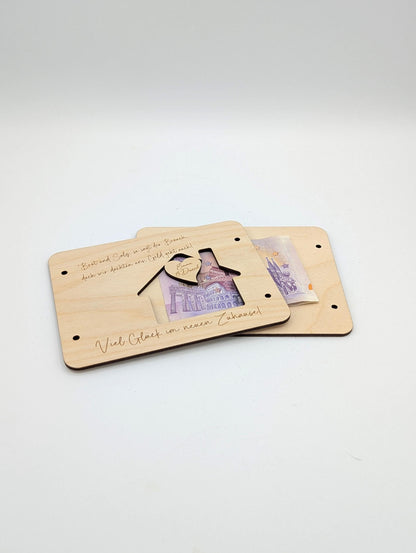 Geldgeschenk zum Einzug ins Eigenheim, Umzug oder zur Einweihungsfeier, personalisiert mit Namen, Geschenkidee als Karte aus Holz