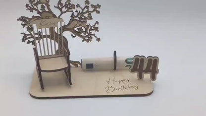 Geschenk zum Geburtstag Happy Birthday, Schaukelstuhl mit Baum Personalisierbar, als Geldgeschenk, Geschenkidee zur Rente oder Jubiläum