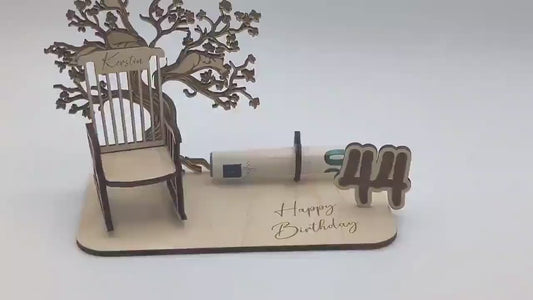 Geschenk zum Geburtstag Happy Birthday, Schaukelstuhl mit Baum Personalisierbar, als Geldgeschenk, Geschenkidee zur Rente oder Jubiläum