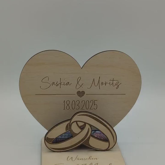 Geldgeschenk zur Hochzeit aus Holz, Hochzeitsgeschenk Herz mit Eheringen personalisiert für das Brautpaar, Glückwünsche für das Ehepaar