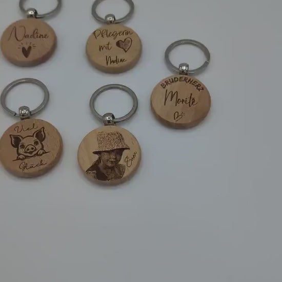 Personalisierter Schlüsselanhänger aus Buchenholz, mit Wunschgravur, Geschenkidee zum Muttertag, Vatertag, Geburtstag