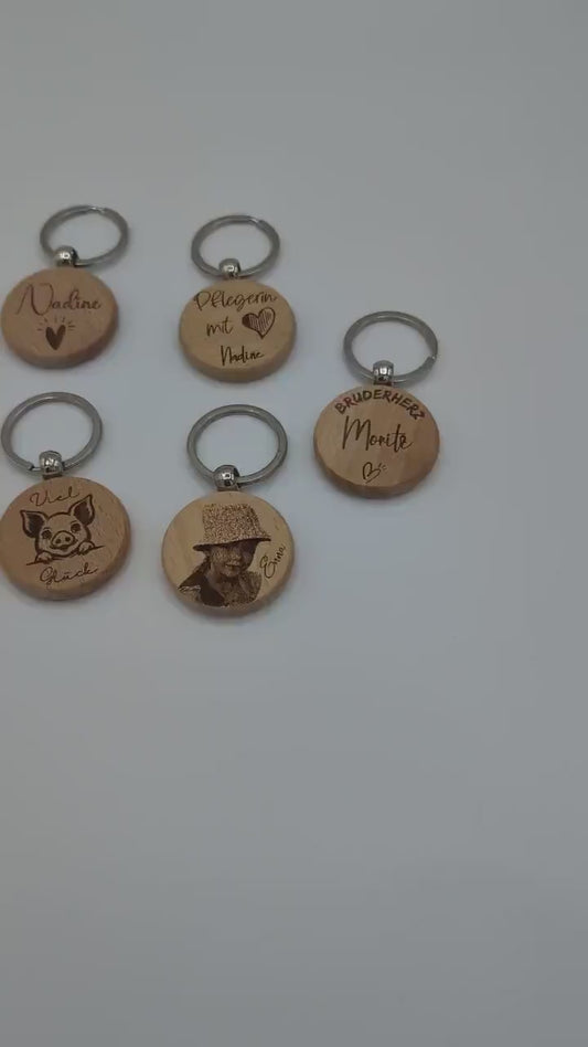 Personalisierter Schlüsselanhänger aus Buchenholz, mit Wunschgravur, Geschenkidee zum Muttertag, Vatertag, Geburtstag